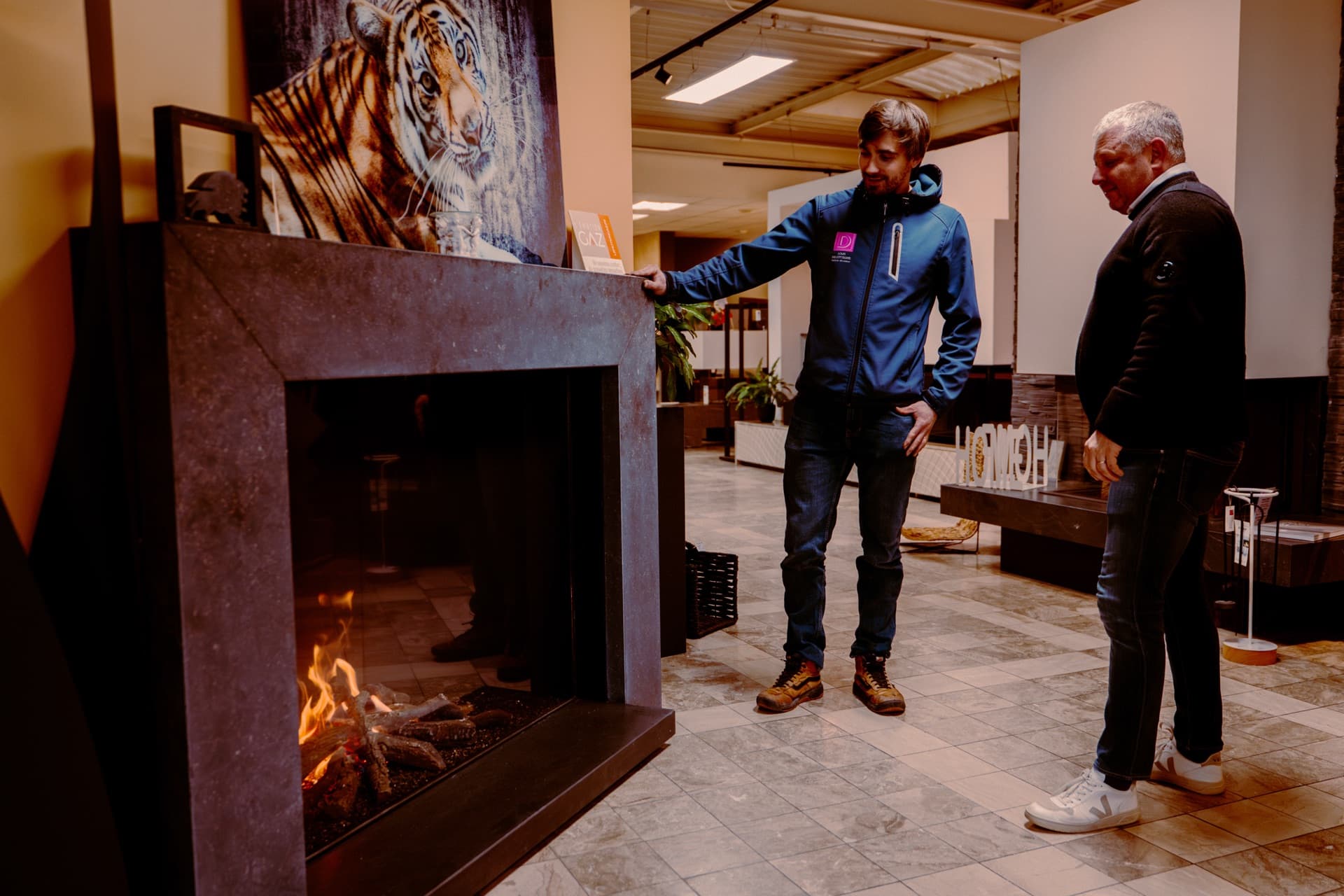 Conseil client devant une cheminée moderne au showroom Decottegnie de Mouvaux