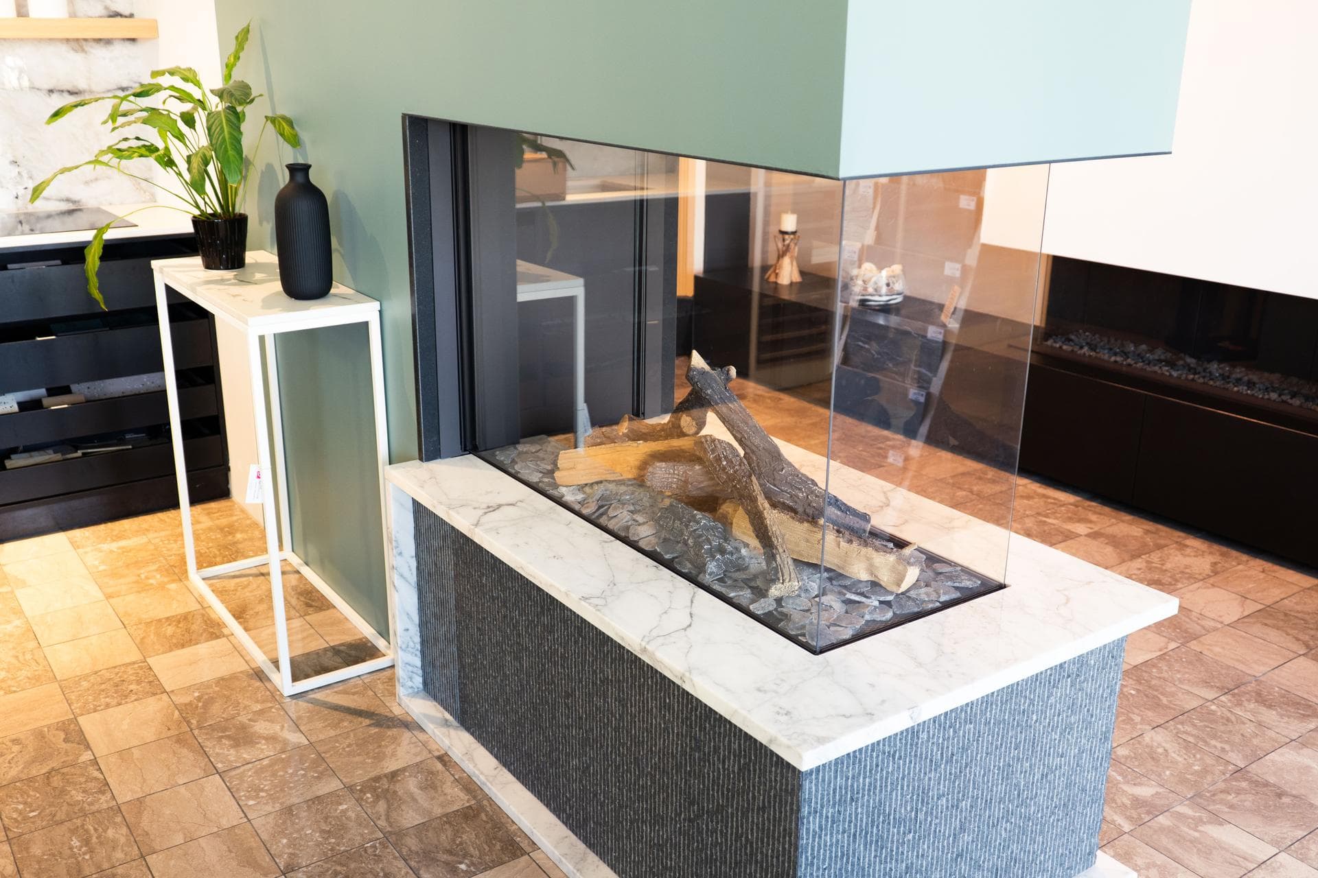 Cheminée moderne vitrée en marbre — Decottegnie marbrerie