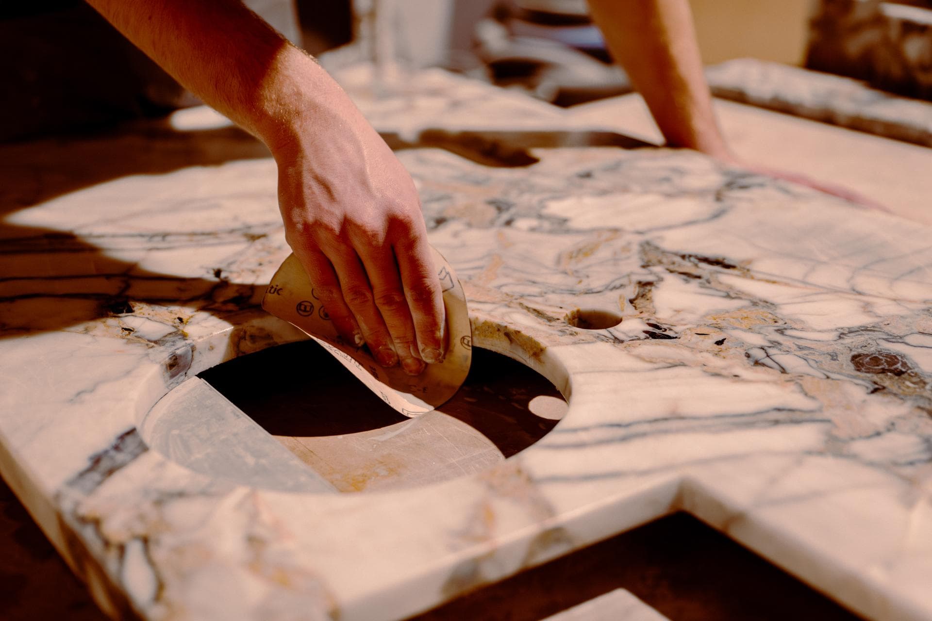 Finition artisanale sur marbre — Decottegnie