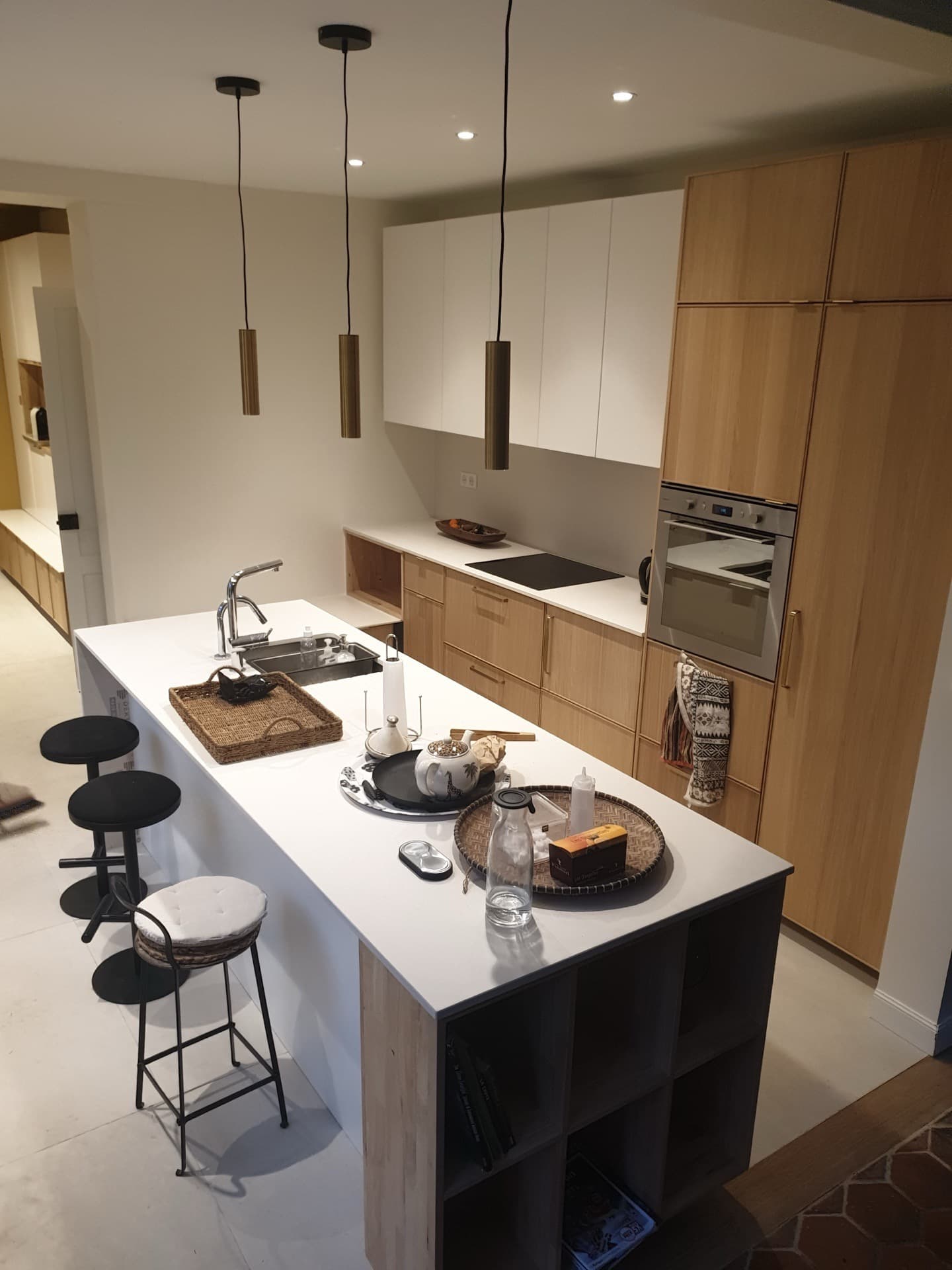 Îlot en quartzite blanc, cuisine ouverte loft contemporain