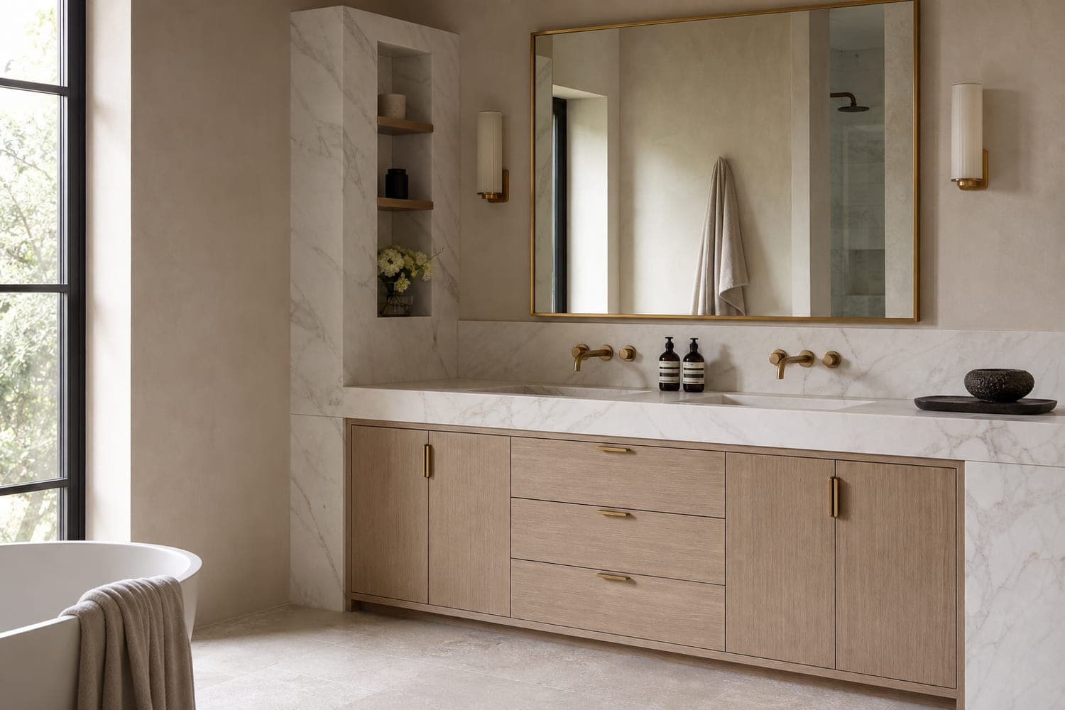 Plan de lavabo double en marbre Calacatta, salle de bain hôtelière