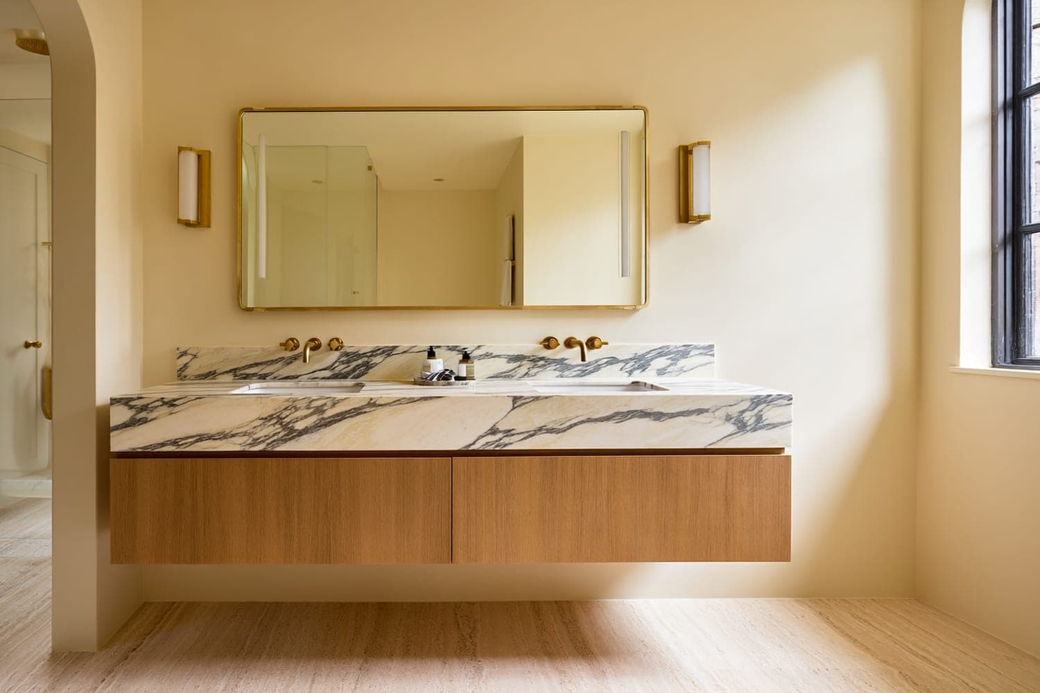 Plan de lavabo en quartzite sur structure métal noir
