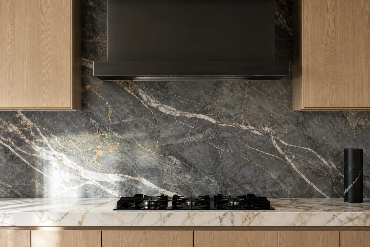 Plan de travail en granit Absolute Black, cuisine design contemporaine