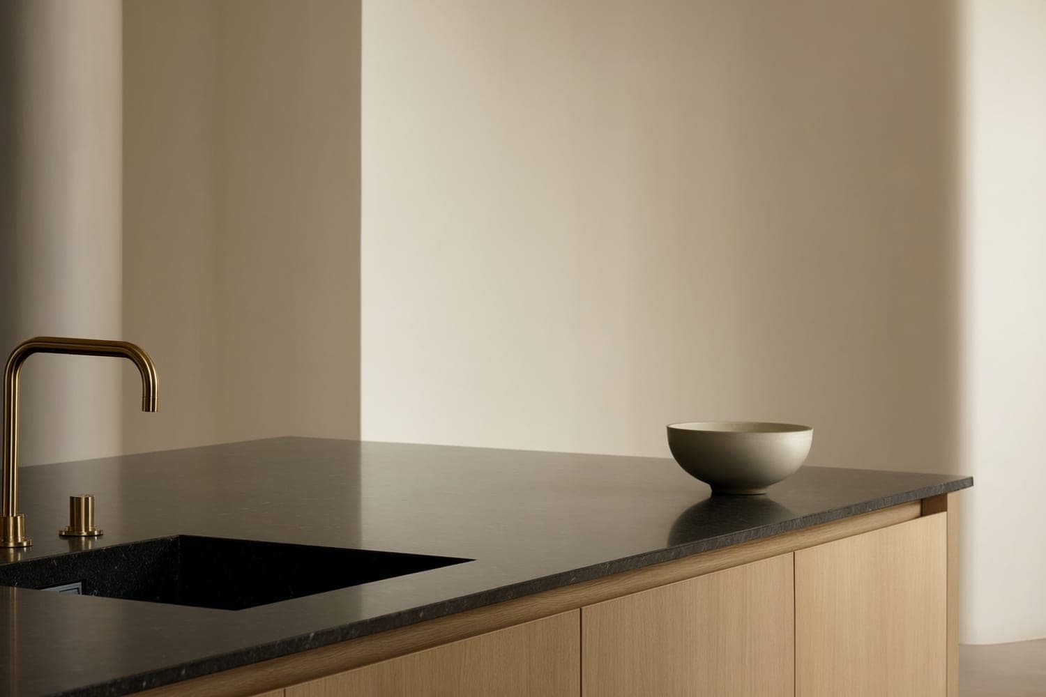Plan de travail granit gris Grigio Sardo, cuisine sobre