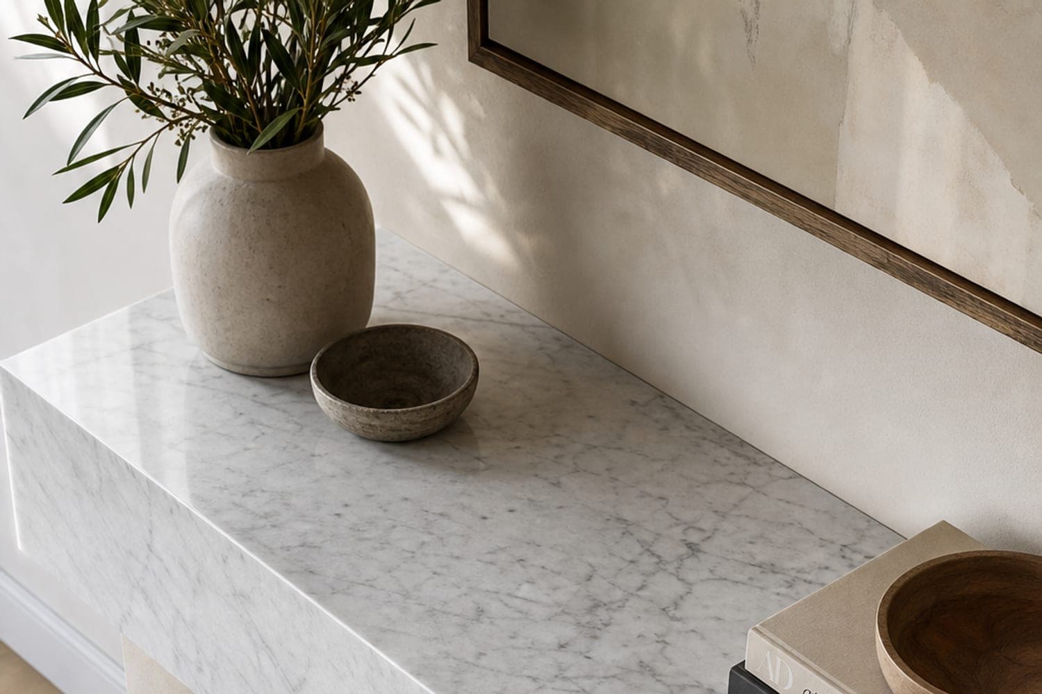 Détail chant doucine sur plan de travail quartzite blanc