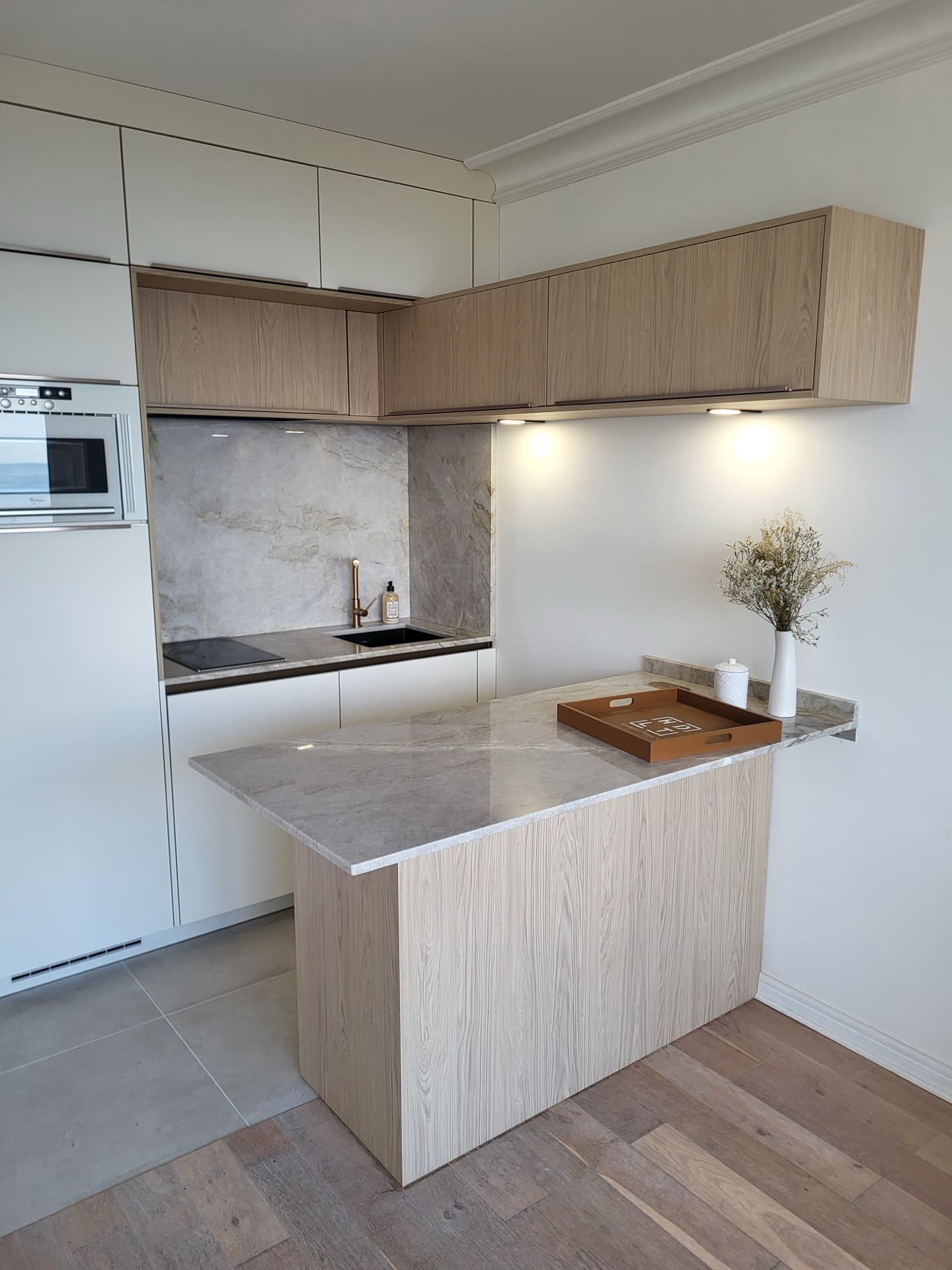Plan de travail en quartzite blanc veiné, cuisine en L appartement haussmannien