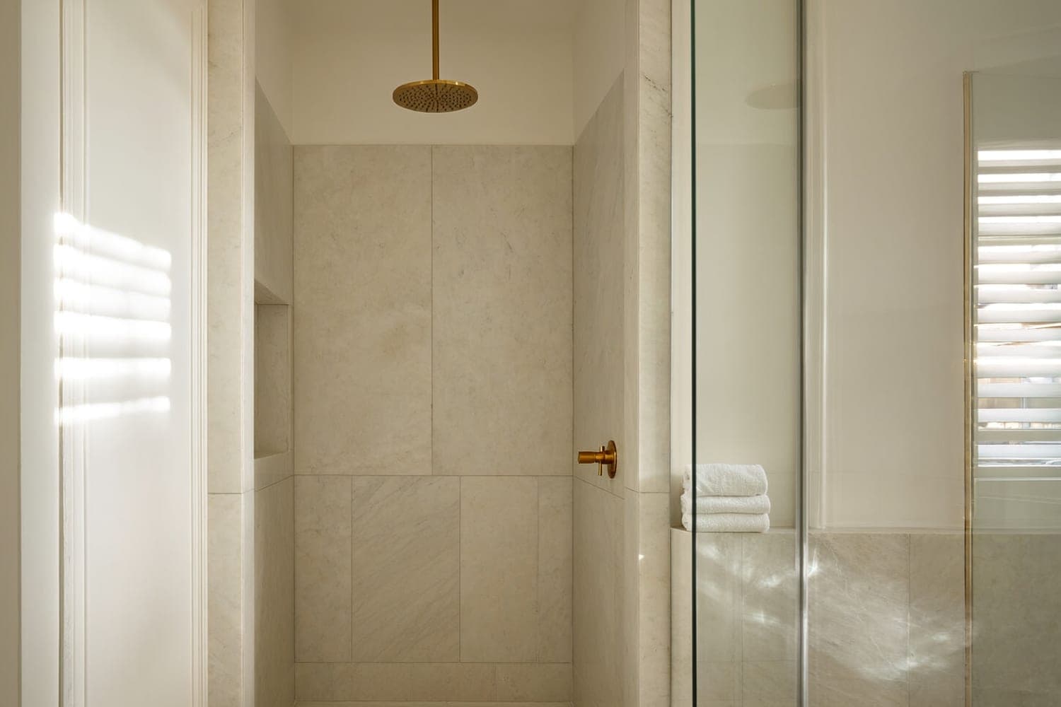 Receveur en travertin bouché, ambiance spa
