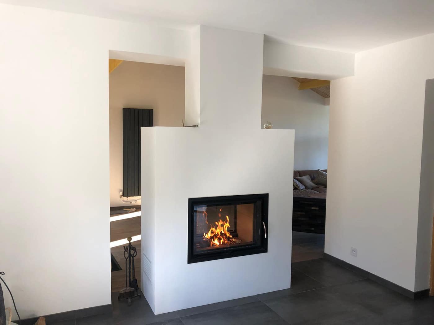 Cheminée double-face contemporaine, séparation de pièces — réalisation Decottegnie
