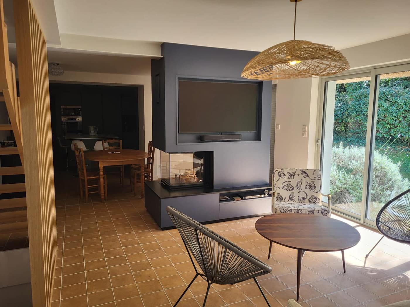 Cheminée double-face traversante avec mur TV, séjour contemporain — réalisation Decottegnie