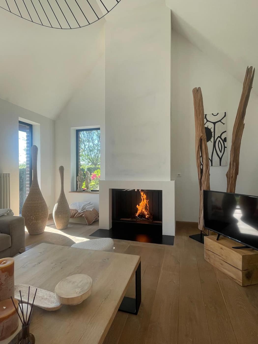 Foyer ouvert contemporain sous plafond cathédrale — réalisation Decottegnie