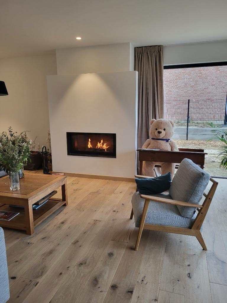 Foyer linéaire encastré, séjour contemporain — réalisation Decottegnie