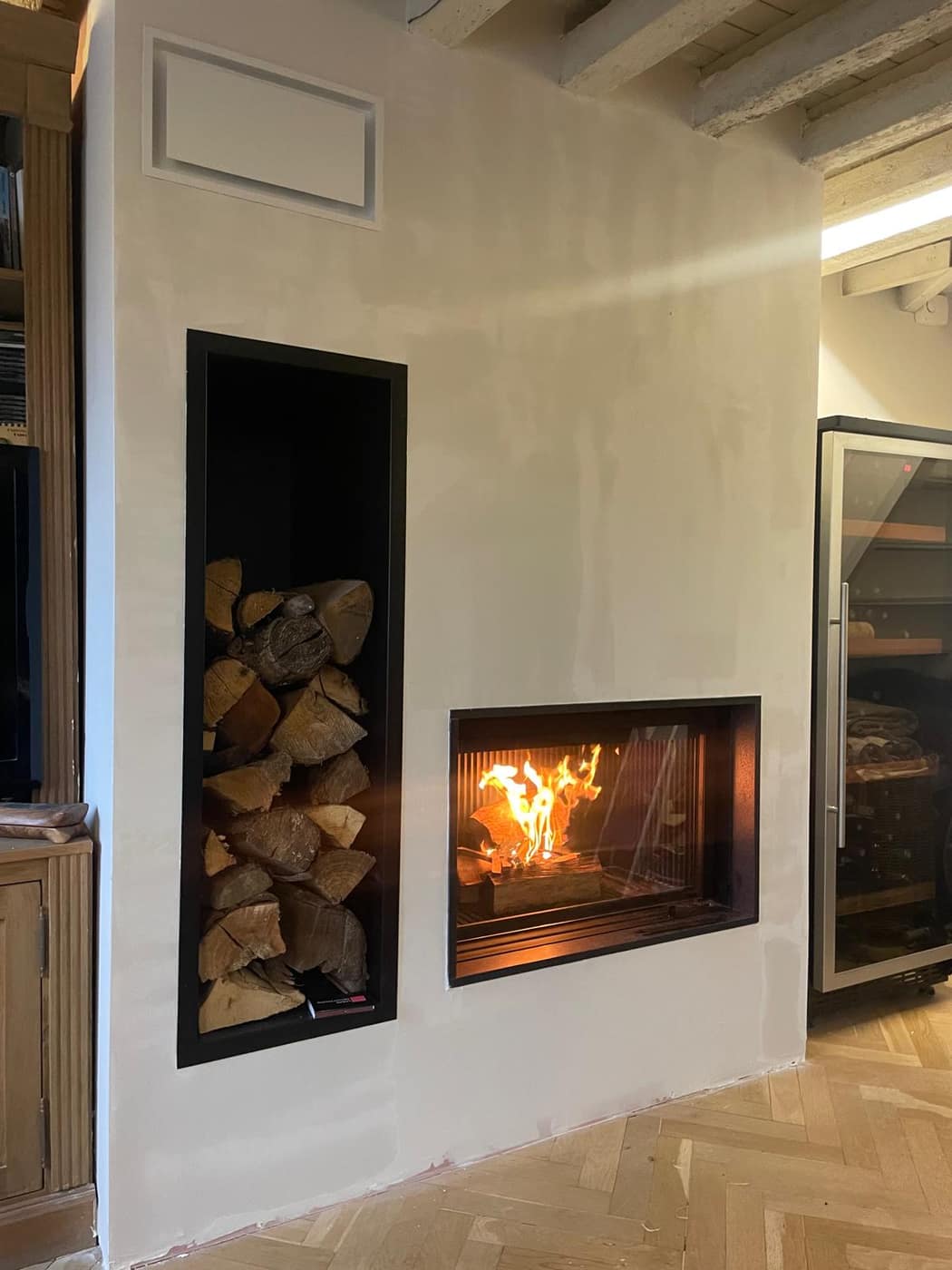 Insert habillé avec niche à bois intégrée — réalisation Decottegnie