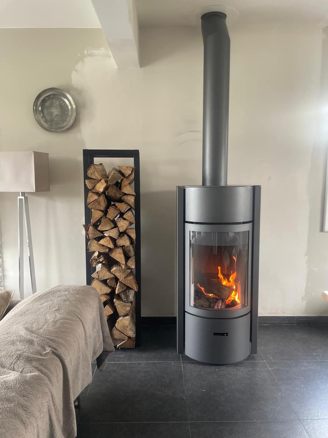 Poêle à bois cylindrique sur socle acier — installation Decottegnie