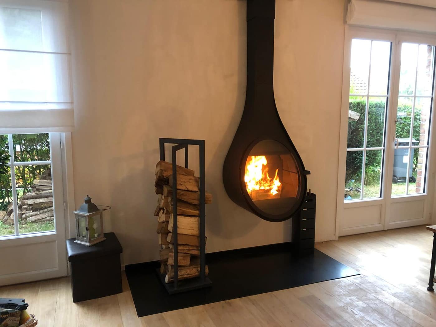 Poêle à bois suspendu rond — installation Decottegnie