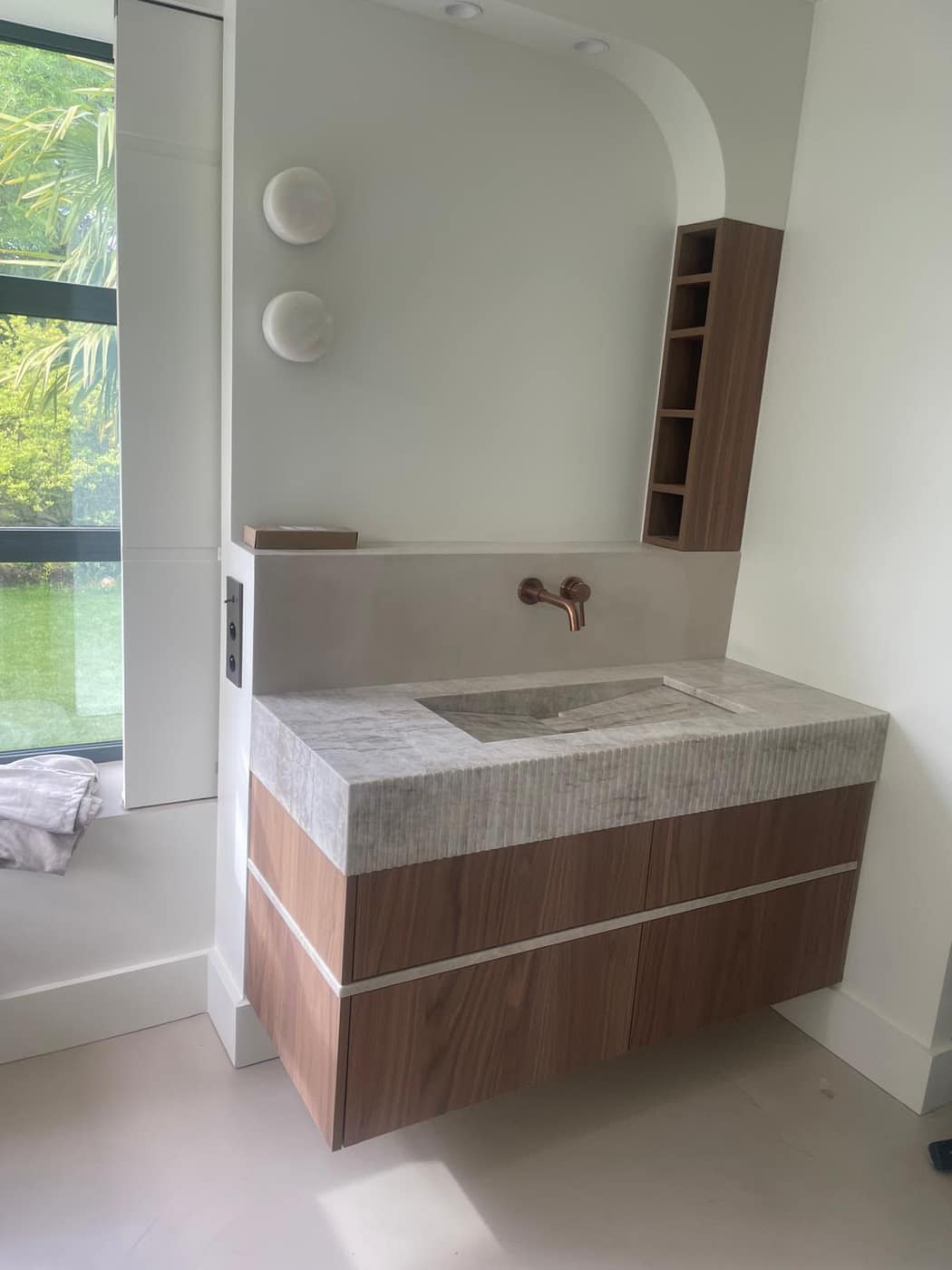 Plan vasque en quartzite veiné à chant strié, salle de bain sur mesure — Decottegnie