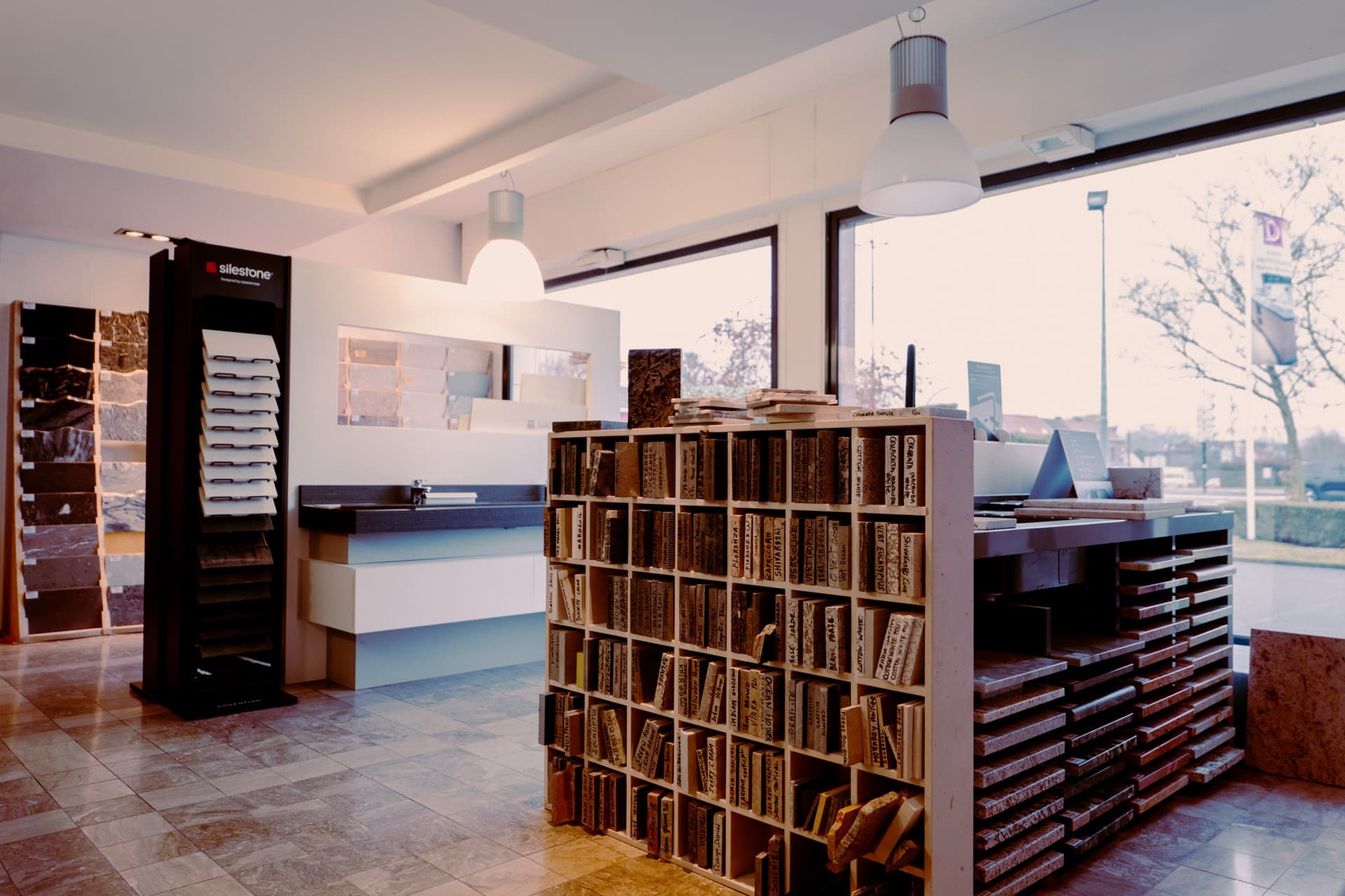 Bibliothèque d'échantillons de pierres et marbres au showroom Decottegnie de Mouvaux