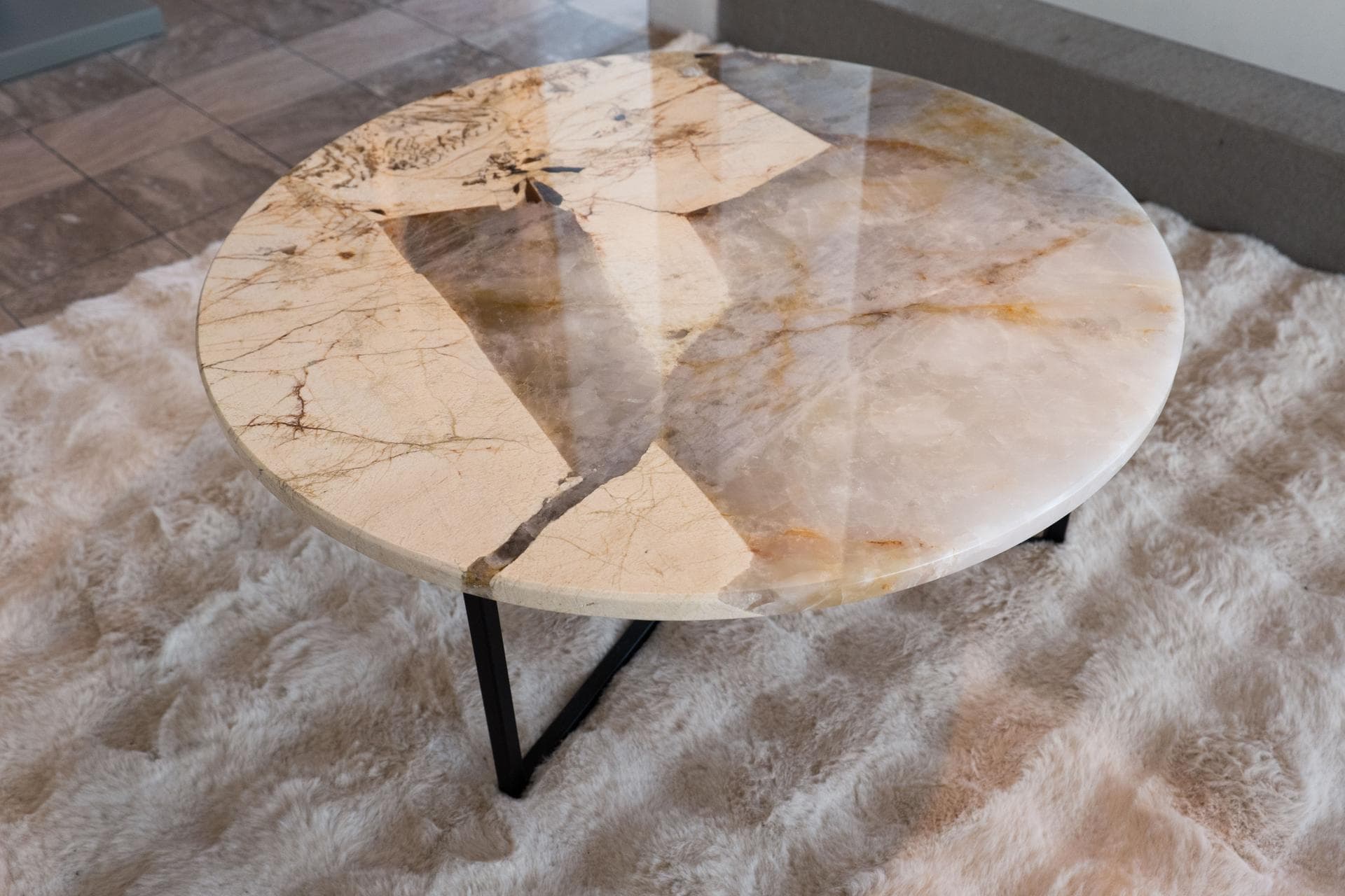 Table basse en onyx doré artisanale — Decottegnie