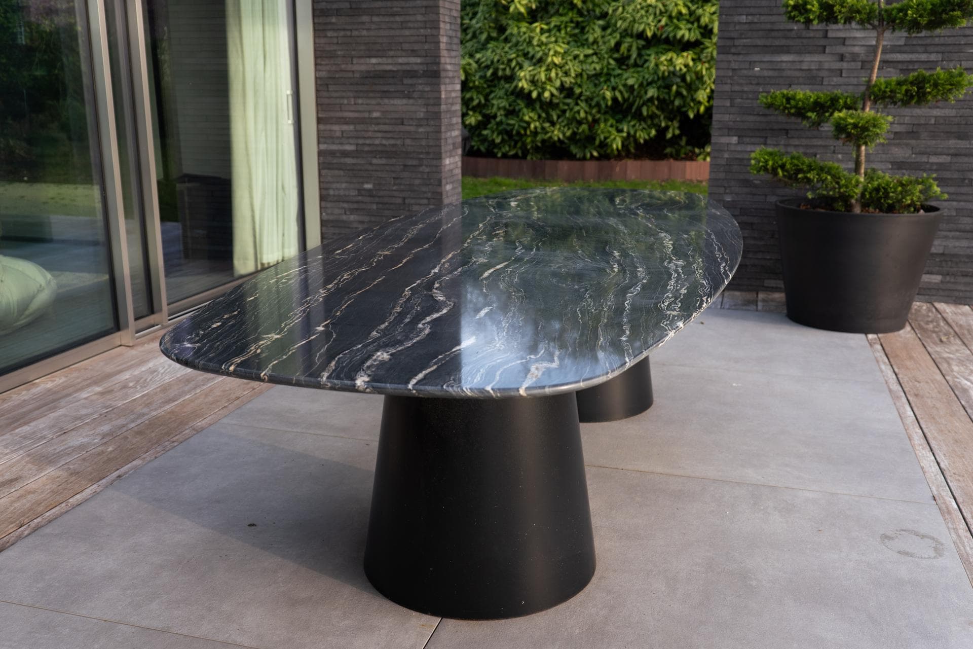 Table extérieure en marbre noir sur terrasse — Decottegnie