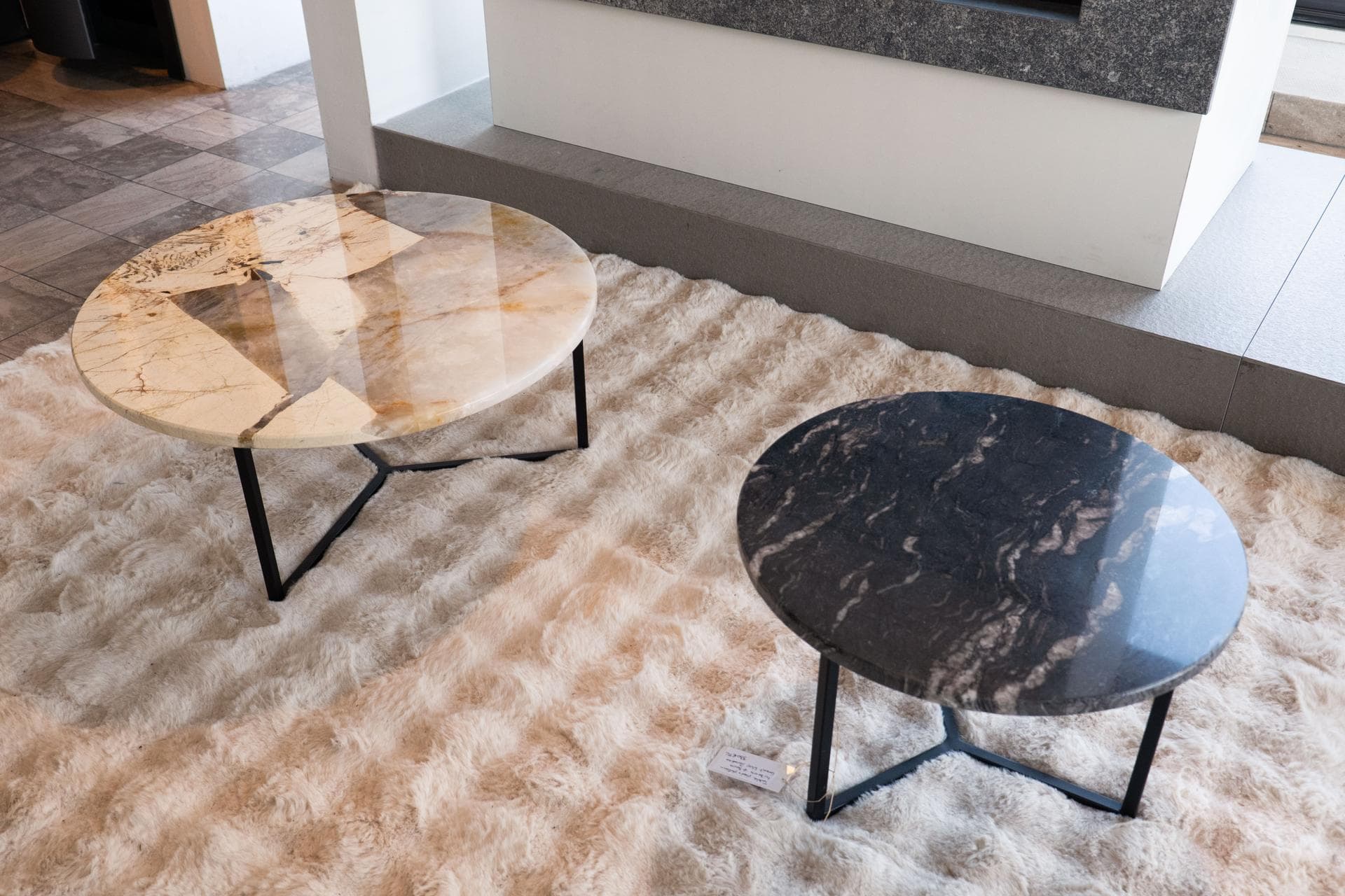 Voir nos tables et consoles en marbre