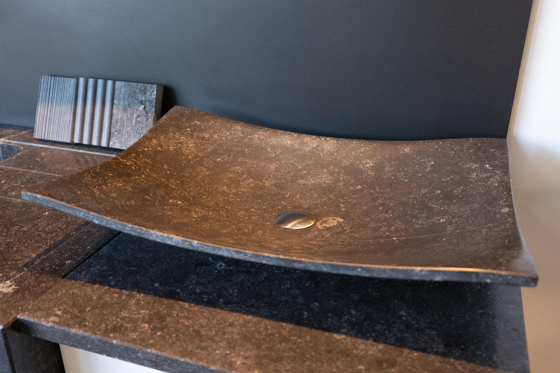 Voir nos vasques et objets décoratifs en marbre
