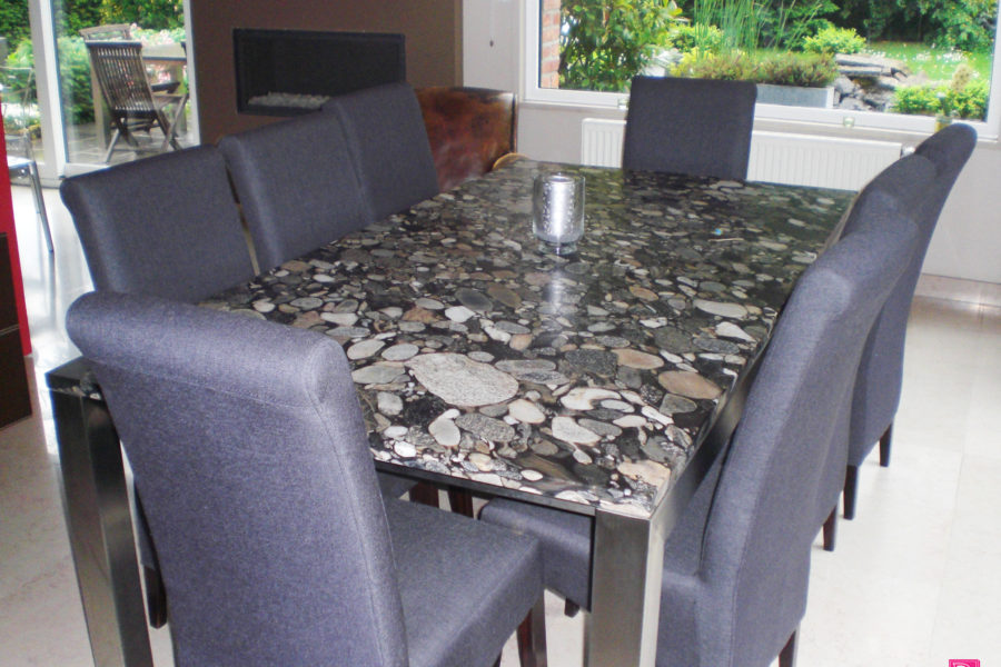 Table en Granit noir Marinacé, finition polie Pieds en Inox